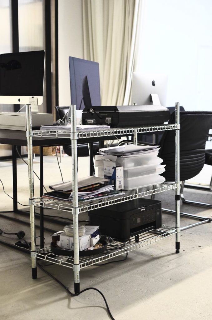 Tips voor de aanschaf van een printer: man werkt met printer op kantoor
