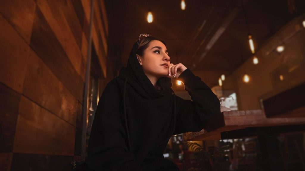 Intrigerende portretfoto met expressieve emoties, vakkundig licht en natuurlijke uitstraling van het onderwerp