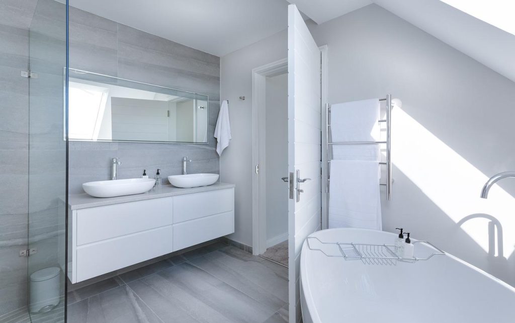 Badkamers Naarden showroom met diverse sanitair opstellingen en moderne badkamerdesigns voor woningen in Het Gooi