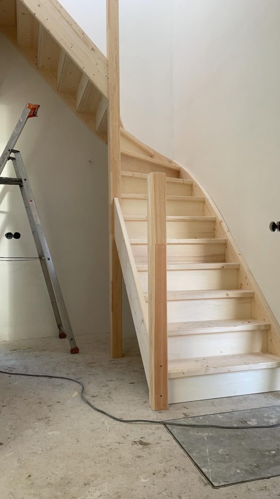 Professionele trappenspecialist uit Dordrecht toont vakkundig ontwerp en installatie van maatwerk trappen