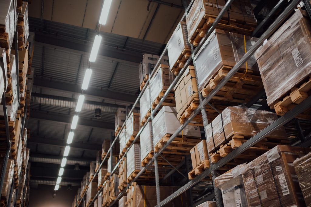 Illustratie van fulfilment uitbesteden met logistieke processen zoals opslag, verpakking en verzending