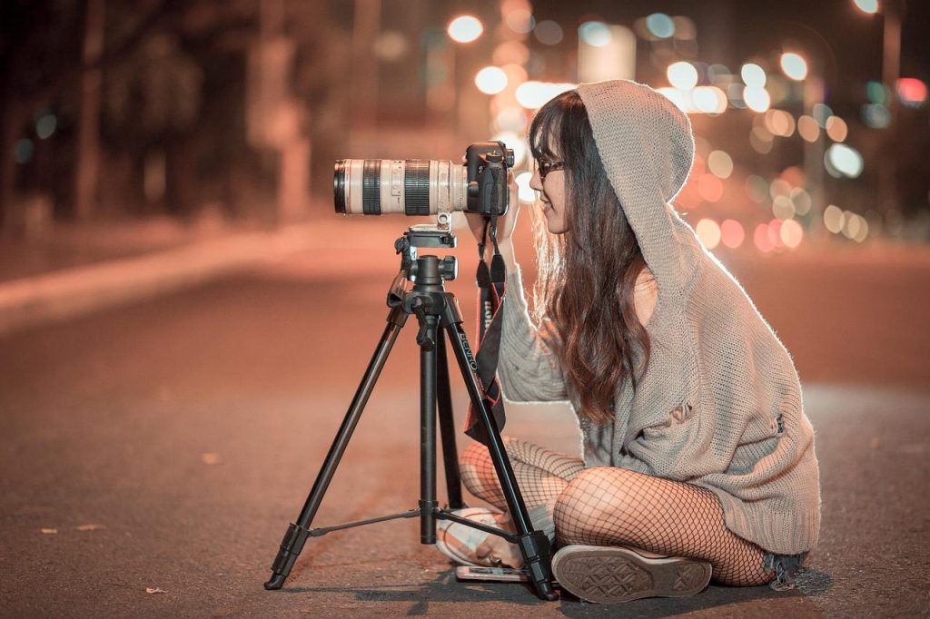 Een cameraman houdt een professionele videocamera vast en richt deze op een scene voor opnames
