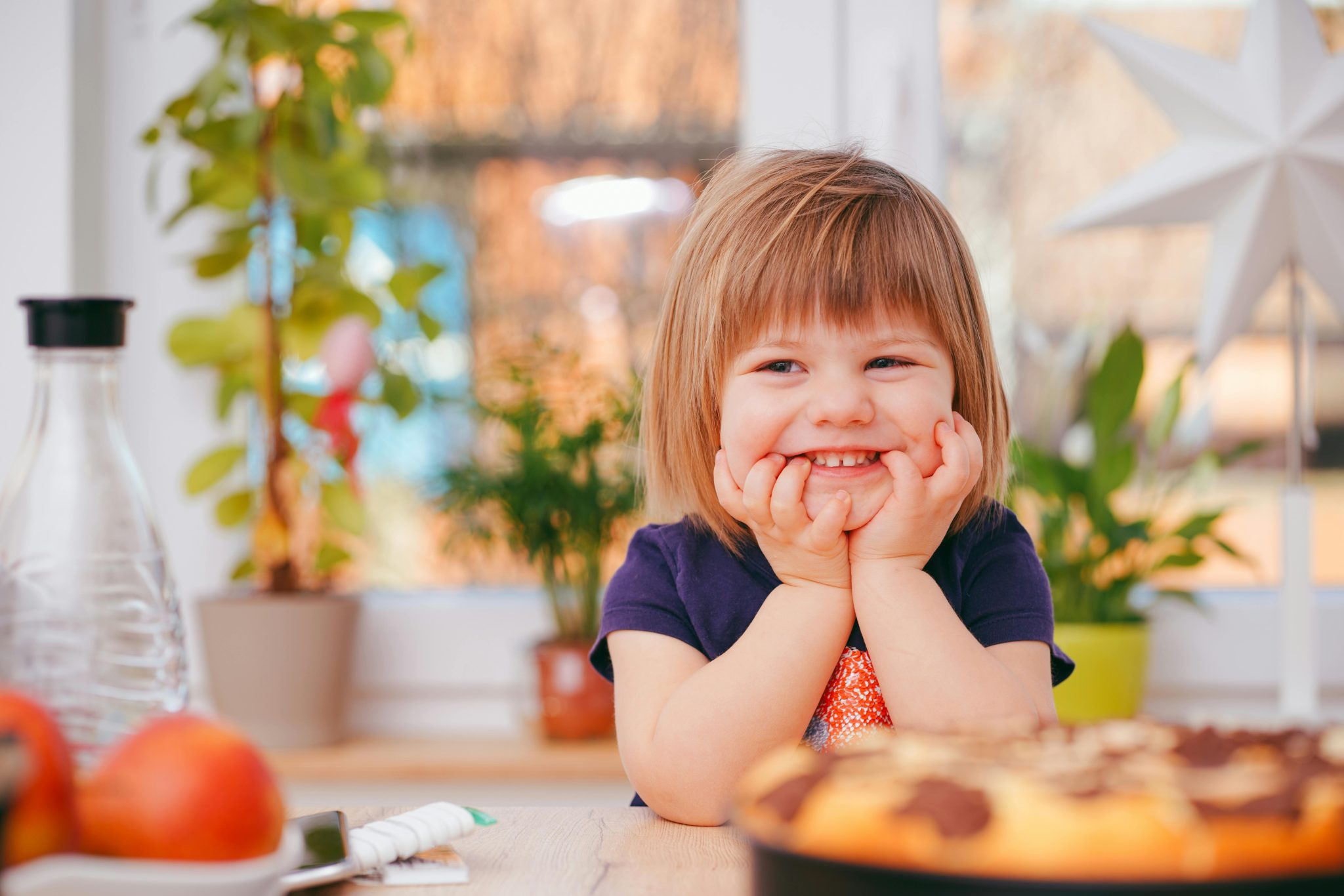 Familie bladert samen door een fotoboek van kinderen als herinnering aan mooie momenten
