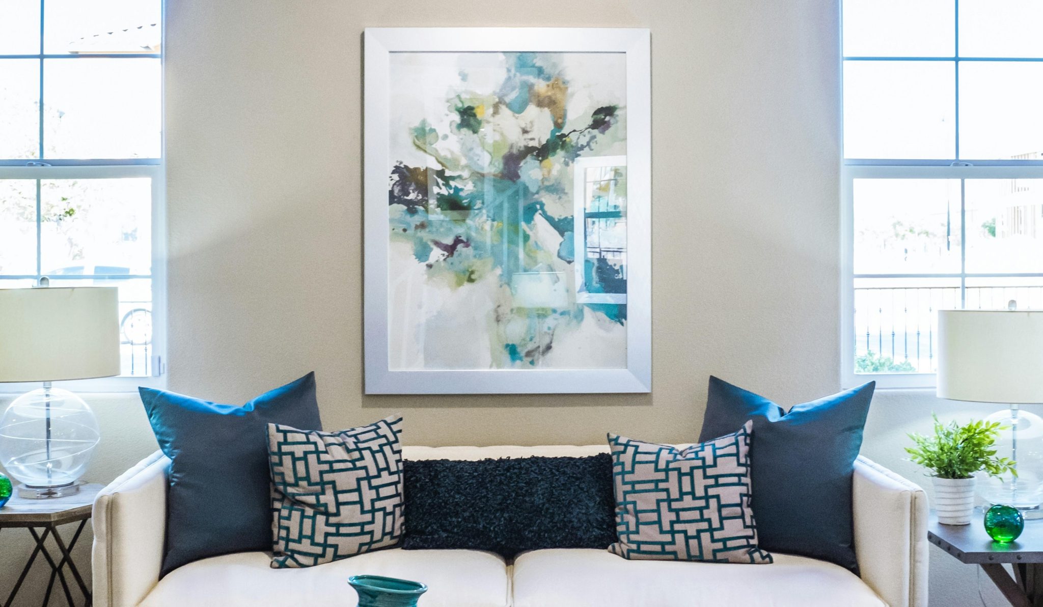 Moderne textielposter muurdecoratie tegen de wand in een stijlvol interieur