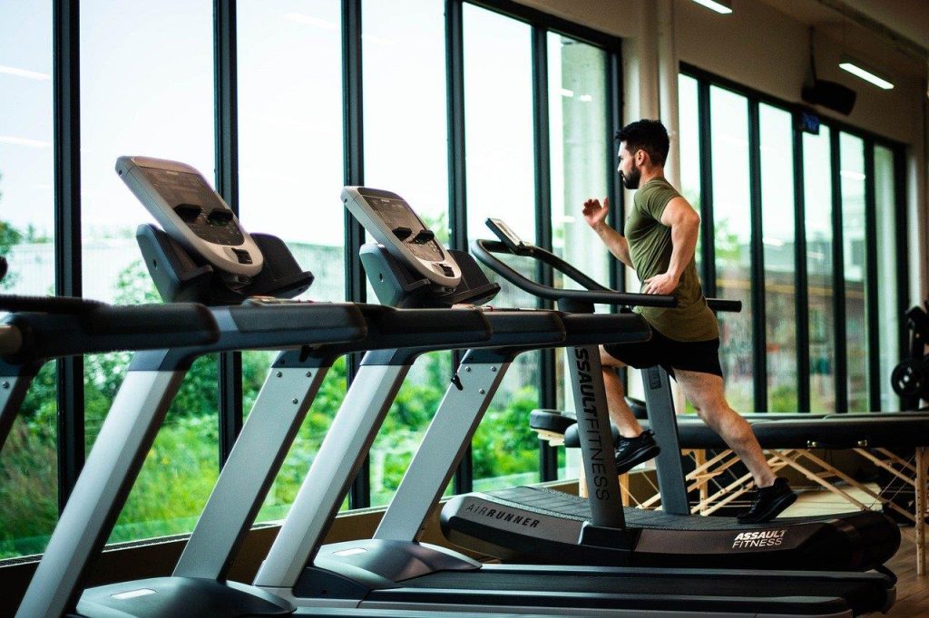 Achter de schermen bij een fitnesscentrum: fitnessinstructeurs en professionals die aan apparatuur werken