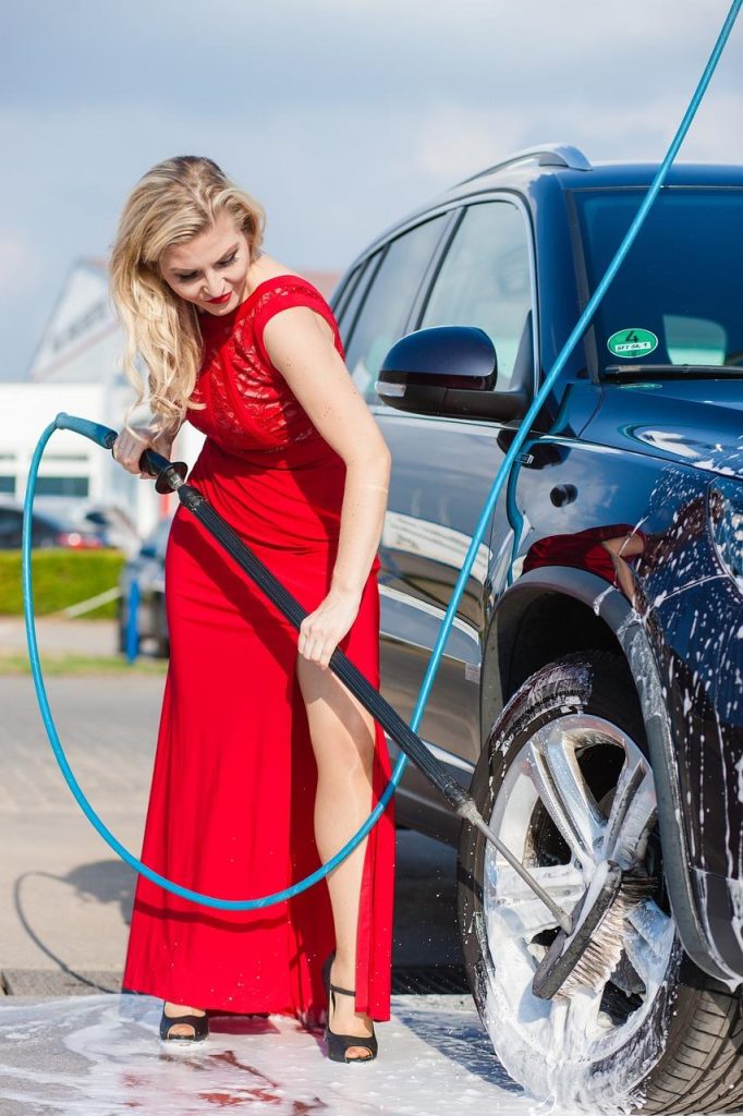 Autopoetsbedrijf in Maassluis toont professionele autodetailing services voor een glanzende en goed onderhouden auto