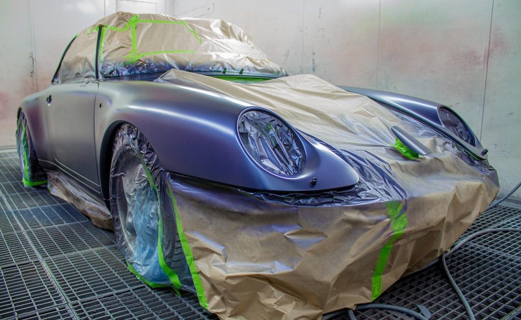Professionele autospuiterij in Heerenveen met perfect gespoten auto's voor hoogwaardige lakresultaten