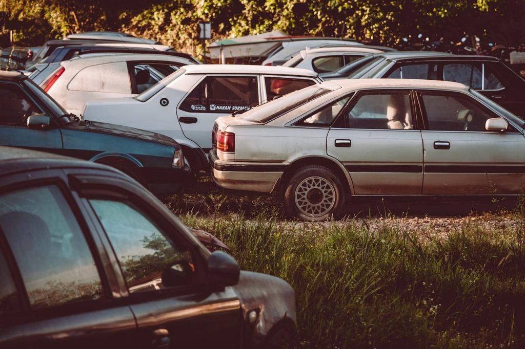 Autosloperij in Kampen met demontagefaciliteiten voor recycling van oude voertuigen en verkoop van gebruikte auto-onderdelen