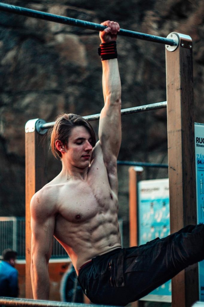 Moderne fitnessruimte die de toekomst van fitness illustreert met technologie, mindfulness en holistische trainingsmethodes v
