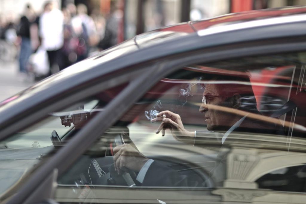 Rijschool Groningen instructeur geeft rijles aan leerling in auto met verkeerssituaties