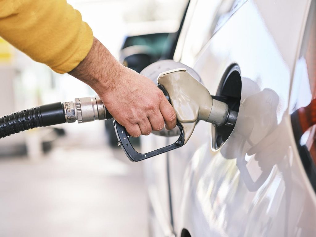 Benzinepomp in Groningen met prijsweergave voor navigeren door benzineprijs en brandstofverbruik